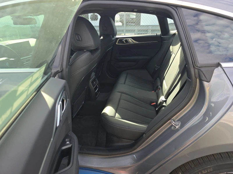 BMW i4 eDrive40 * ФИКСИРАНА ЦЕНА* , снимка 11 - Автомобили и джипове - 53122323