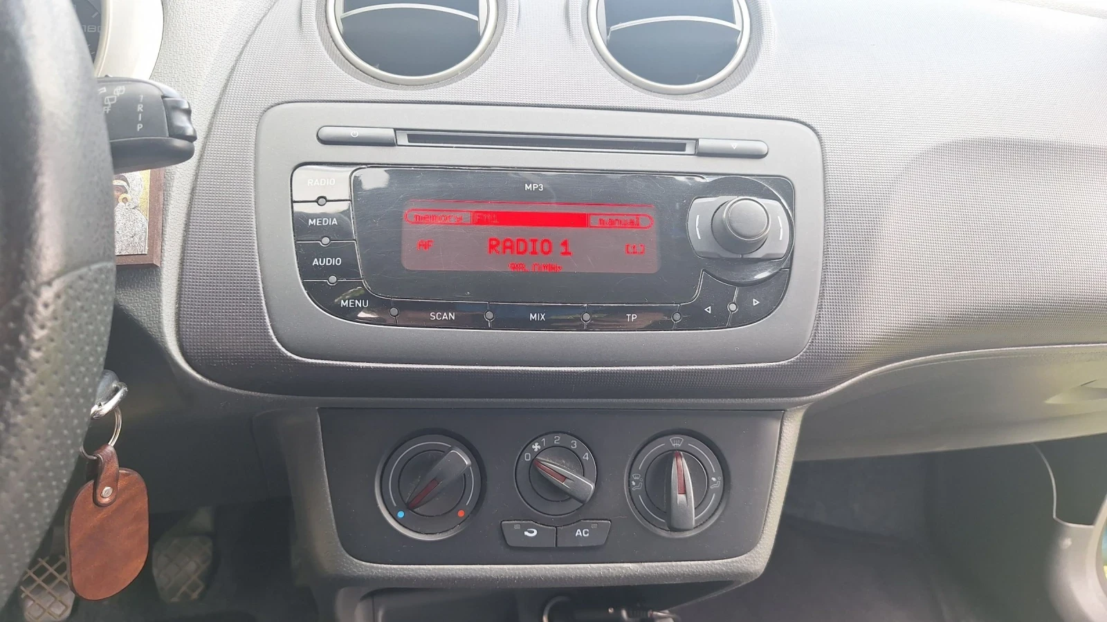 Seat Ibiza, снимка 14 - Автомобили и джипове - 54392045
