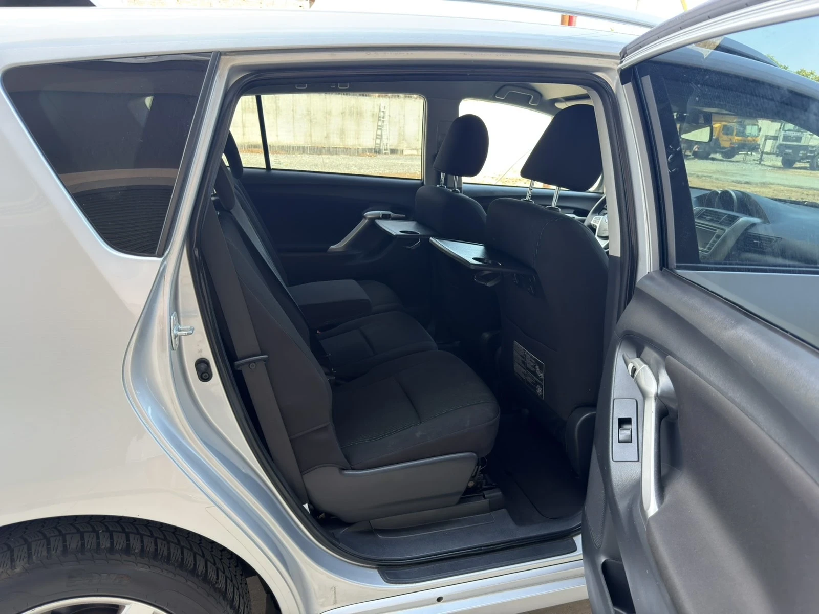 Toyota Verso 1.8 VVT-i, снимка 16 - Автомобили и джипове - 55232737