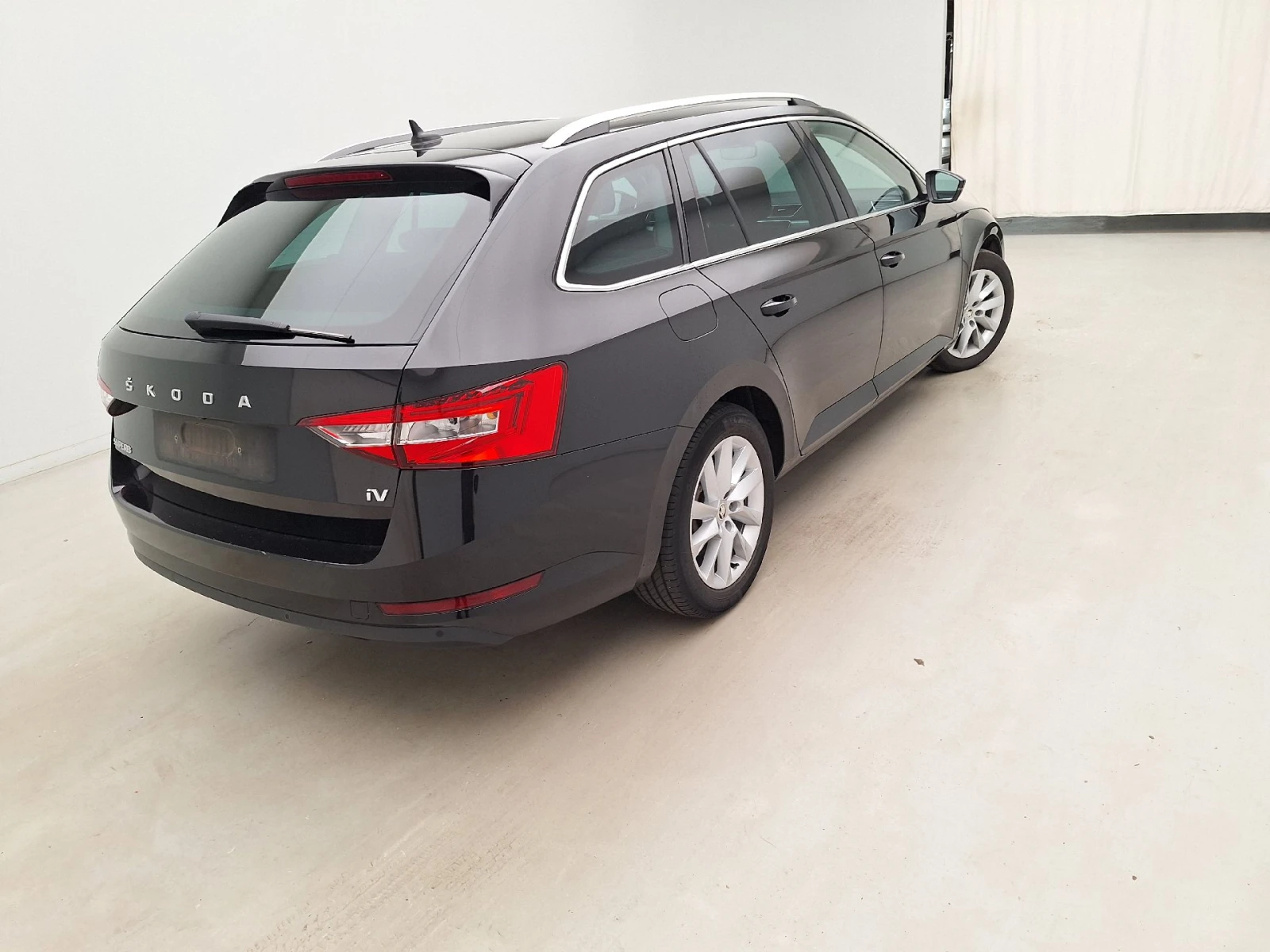 Skoda Superb Combi 1.4 TSI iV 160kW DSG6 Navi Leather, снимка 5 - Автомобили и джипове - 56124386