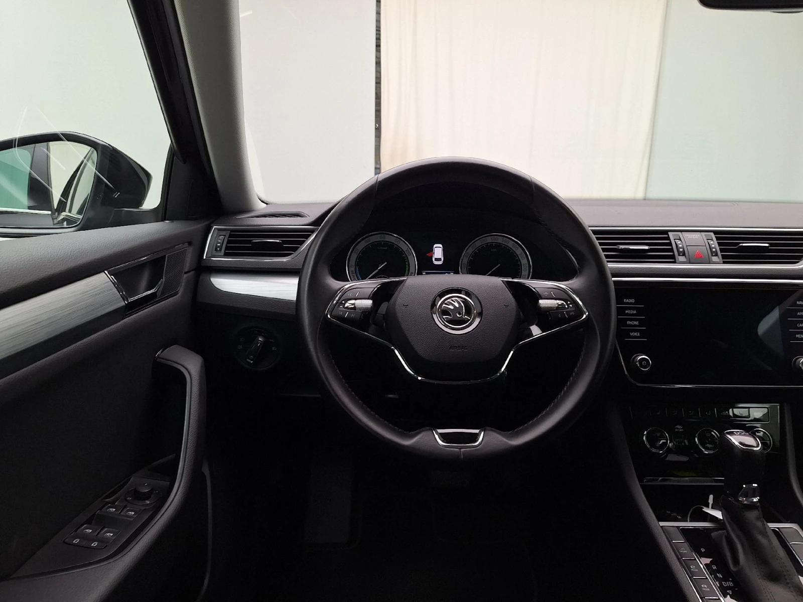 Skoda Superb Combi 1.4 TSI iV 160kW DSG6 Navi Leather, снимка 8 - Автомобили и джипове - 56124386