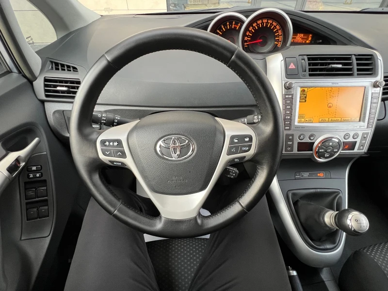 Toyota Verso 2.0 D4D 126hp * Panorama* KEYLESS, снимка 12 - Автомобили и джипове - 47561530