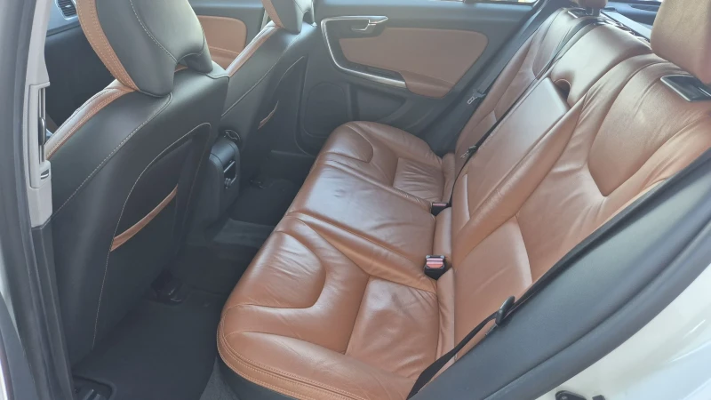 Volvo V60 2.0 диз 163к.с., снимка 13 - Автомобили и джипове - 52388644