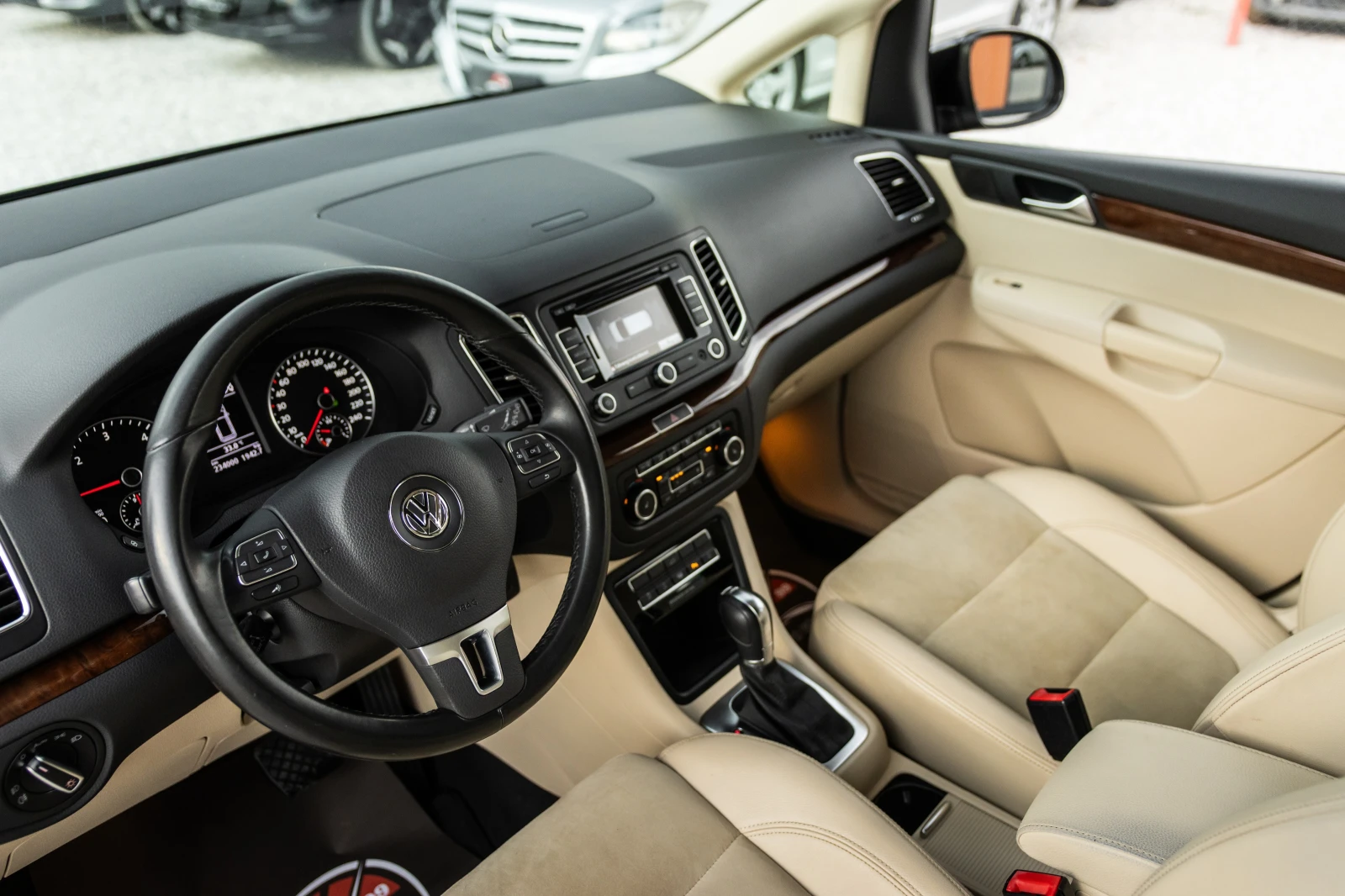 VW Sharan 2.0TDI::HIGHLINE::DSG6::7местен, снимка 11 - Автомобили и джипове - 55806670