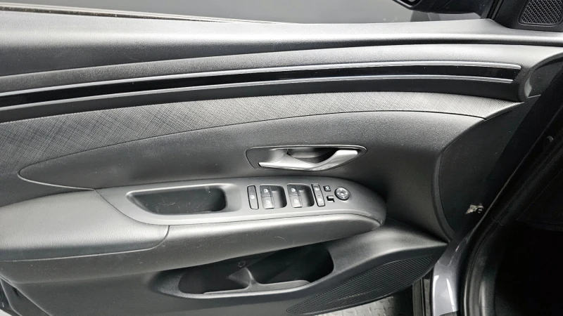 Hyundai Tucson 2.0 CRDI / АВТОМАТИК / СЕРВИЗНА ИСТОРИЯ !!!, снимка 13 - Автомобили и джипове - 53442497