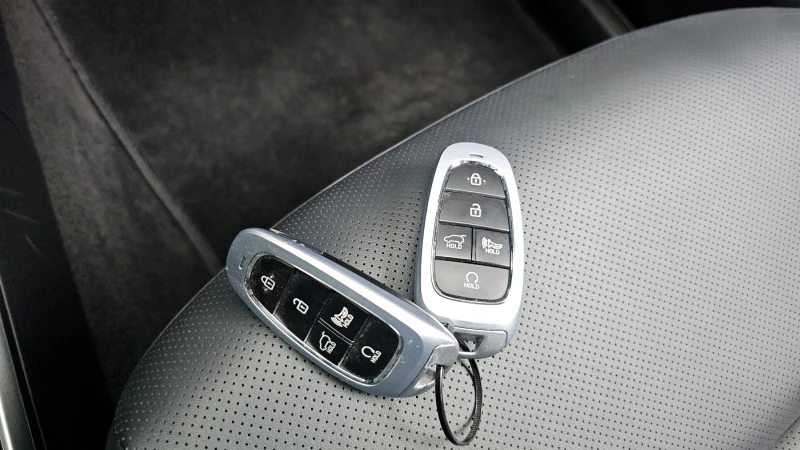 Hyundai Tucson 2.0 CRDI / АВТОМАТИК / СЕРВИЗНА ИСТОРИЯ !!!, снимка 14 - Автомобили и джипове - 53442497