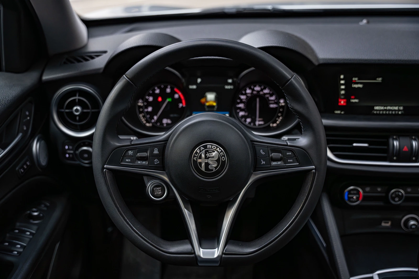 Alfa Romeo Stelvio  - изображение 8