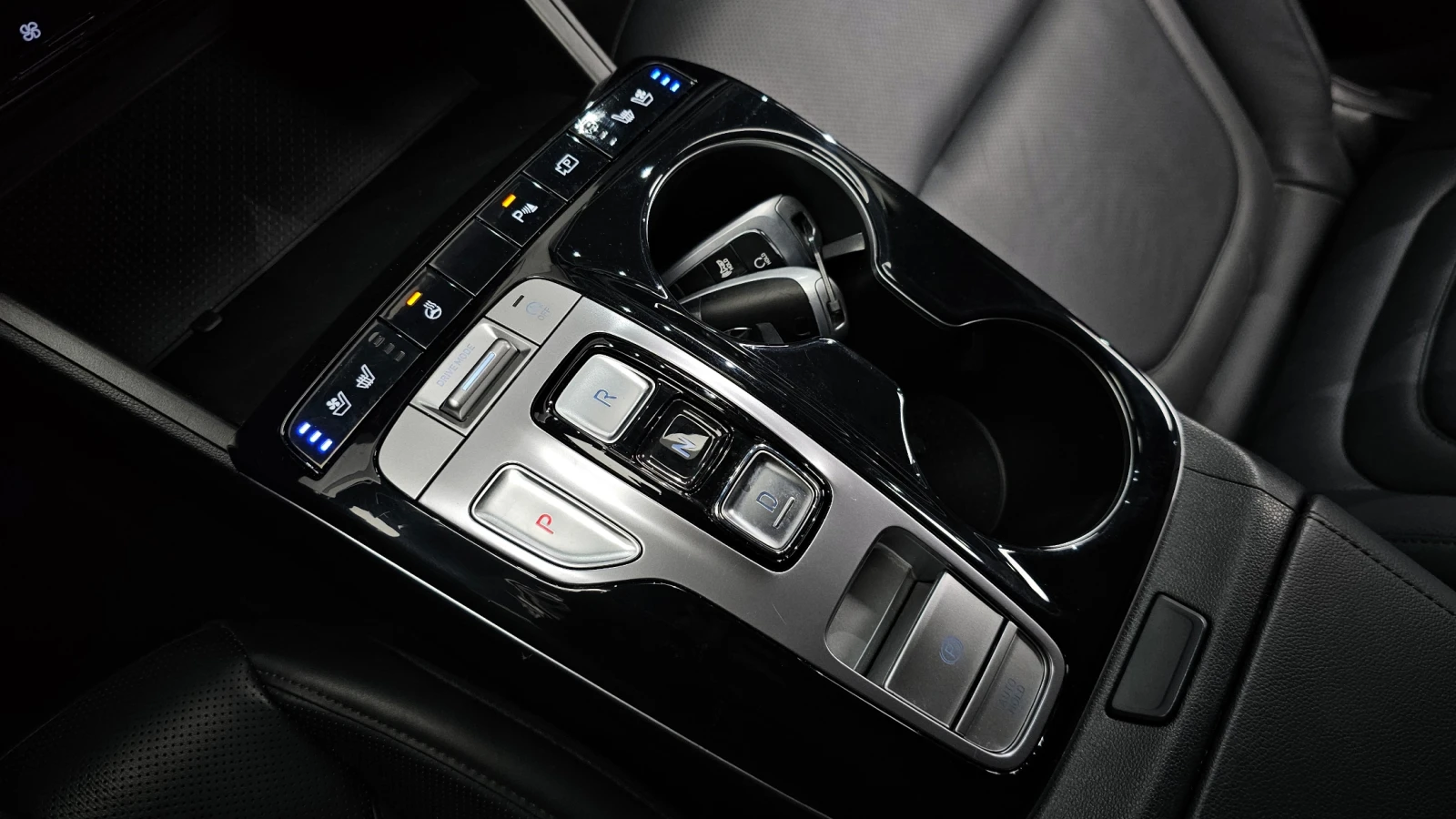 Hyundai Tucson 2.0 CRDI / АВТОМАТИК / СЕРВИЗНА ИСТОРИЯ !!! - изображение 9