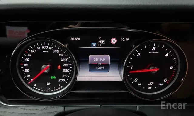 Mercedes-Benz E 220 D * HEAD UP * ПАНО * ПОДГРЕВ * LED * , снимка 8 - Автомобили и джипове - 55263105
