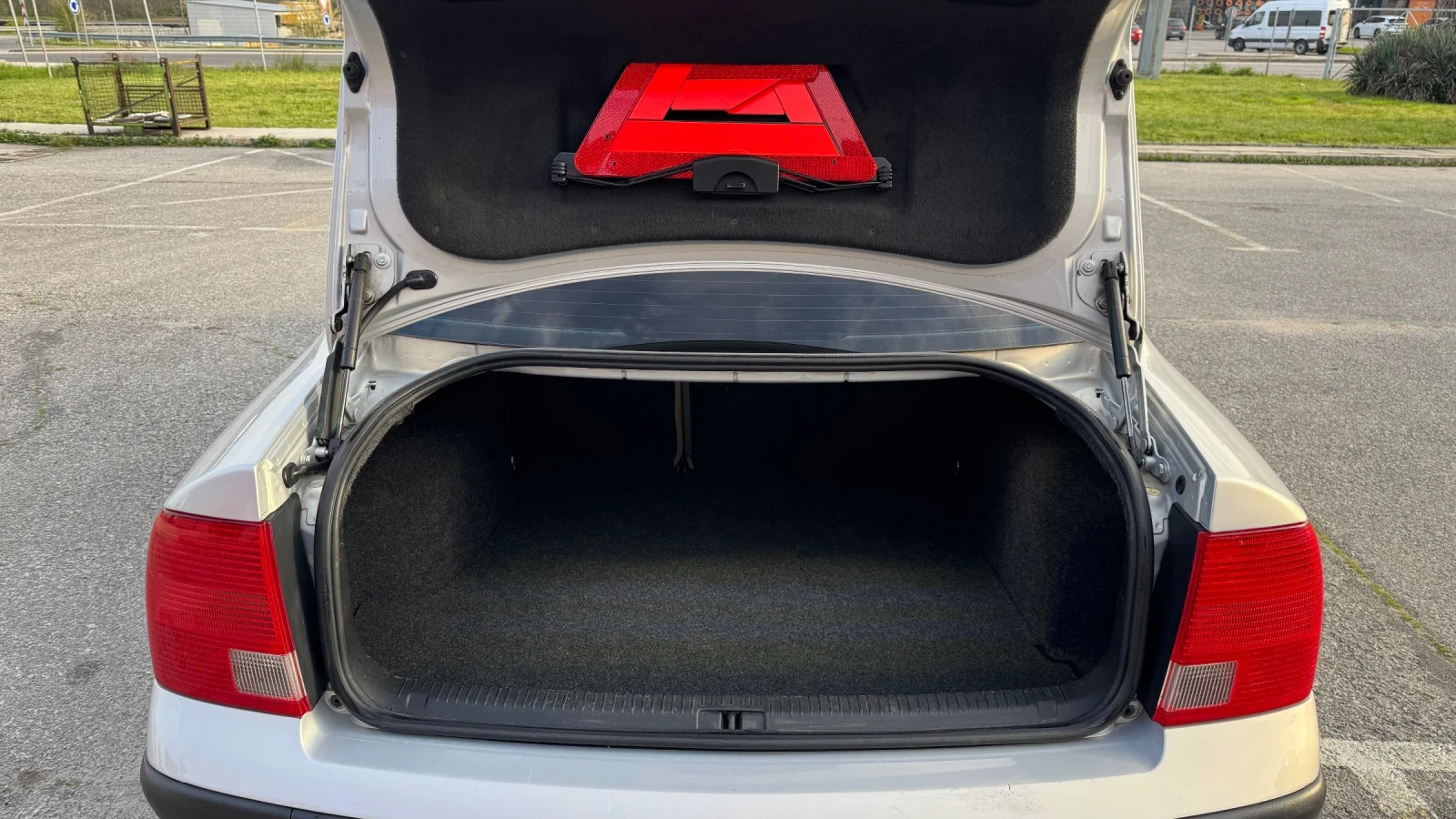 VW Passat 1.6/101кс.м.данък РЕГИСТРИРАН, снимка 13 - Автомобили и джипове - 50669204