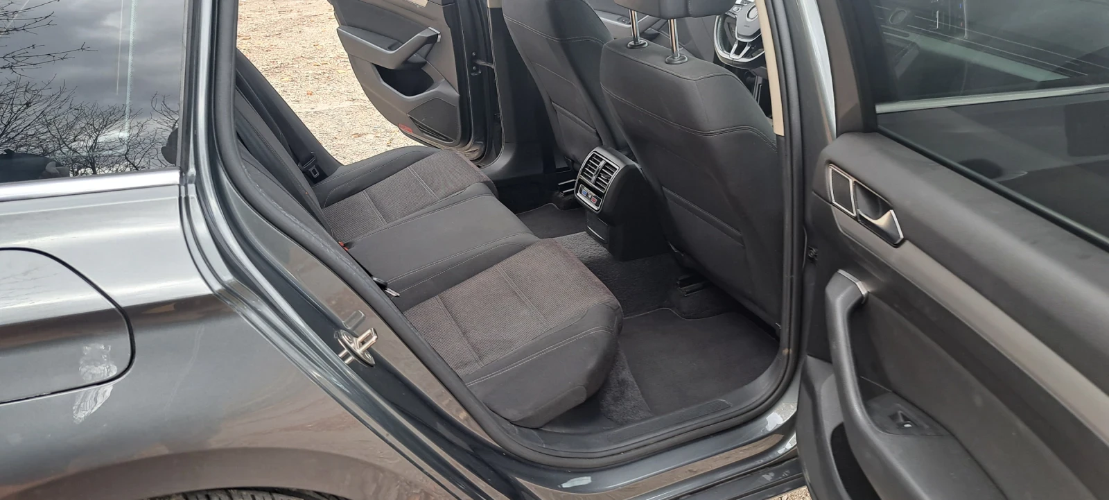 VW Passat 1.6TDI, снимка 15 - Автомобили и джипове - 54990340