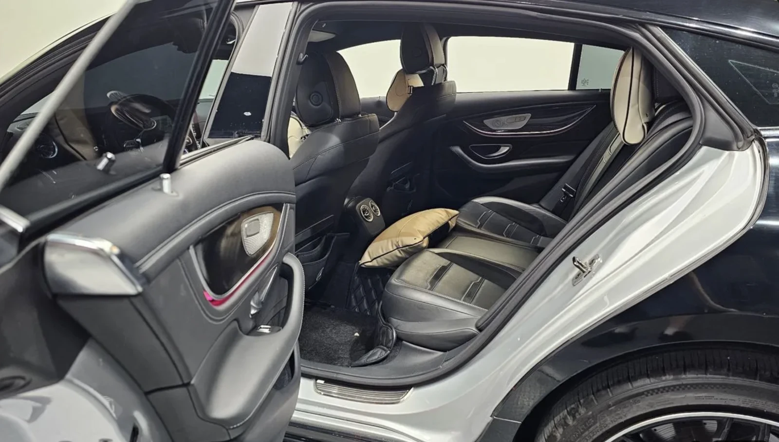 Mercedes-Benz GT 4-Door 43 4MATIC+ / 360 BURMESTER /, снимка 13 - Автомобили и джипове - 55431145