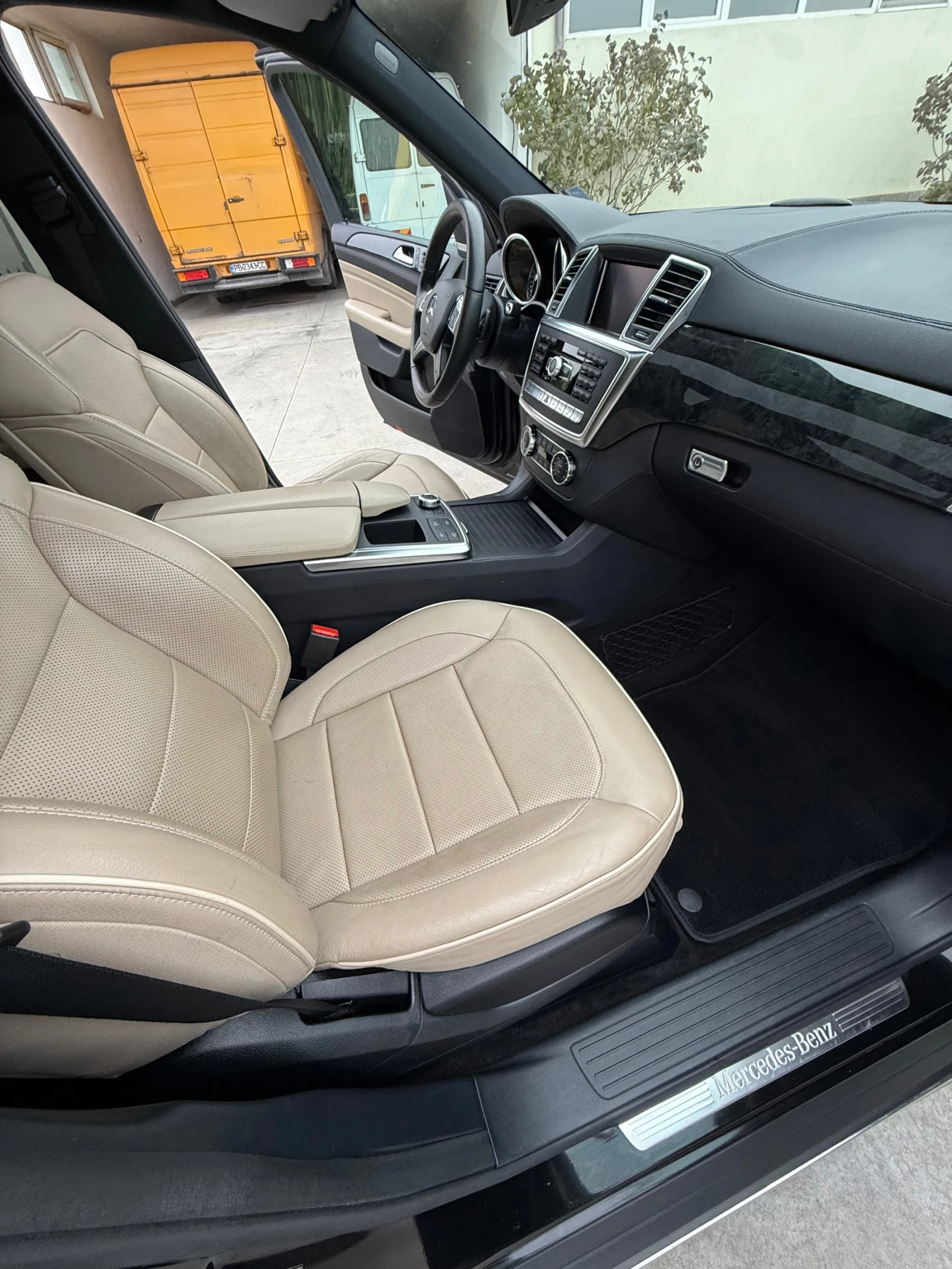 Mercedes-Benz ML 350 Панорама/ Обдухване/ Harman Kardan  - изображение 8