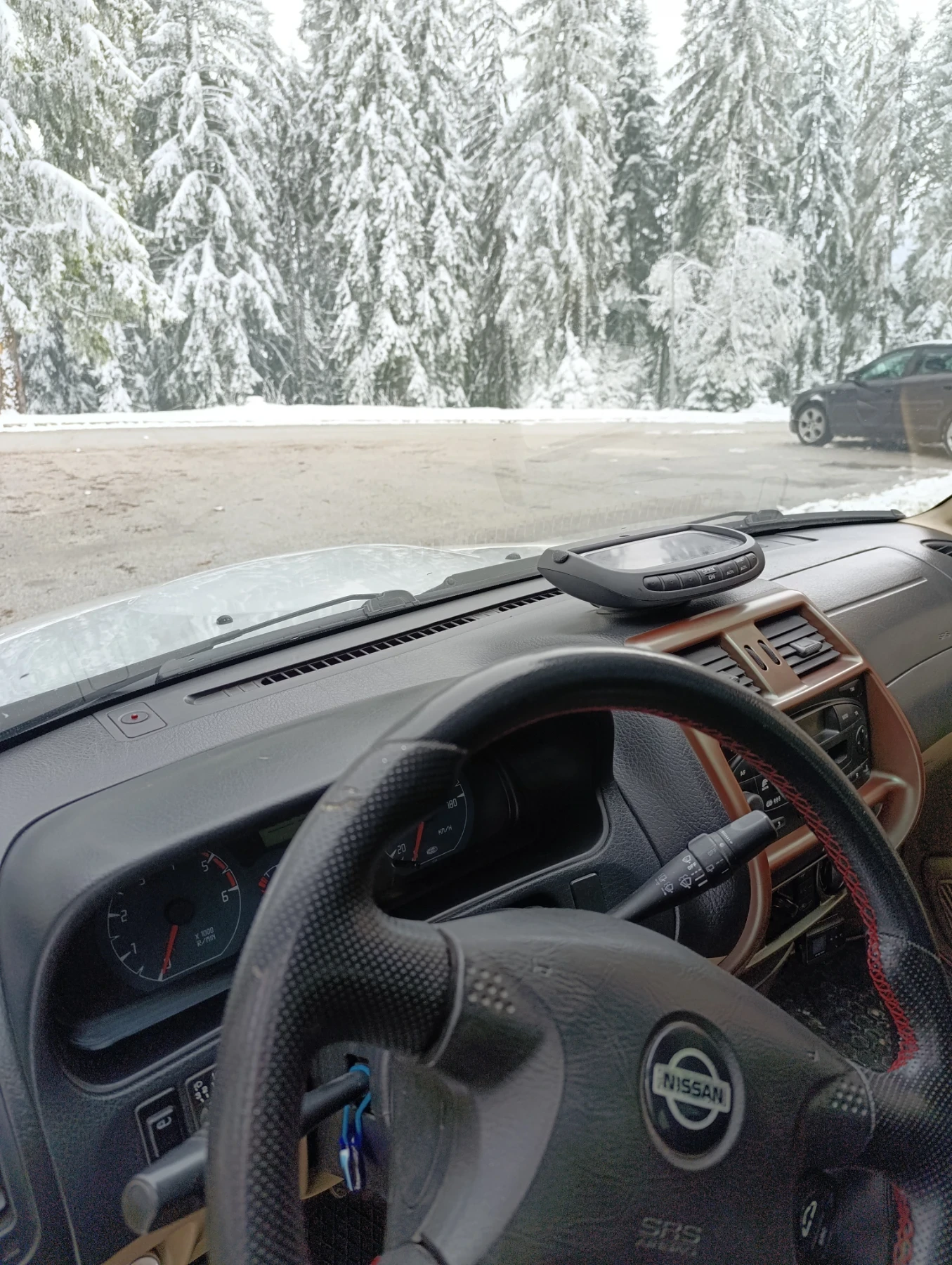 Nissan Terrano 2.7, снимка 3 - Автомобили и джипове - 54425372
