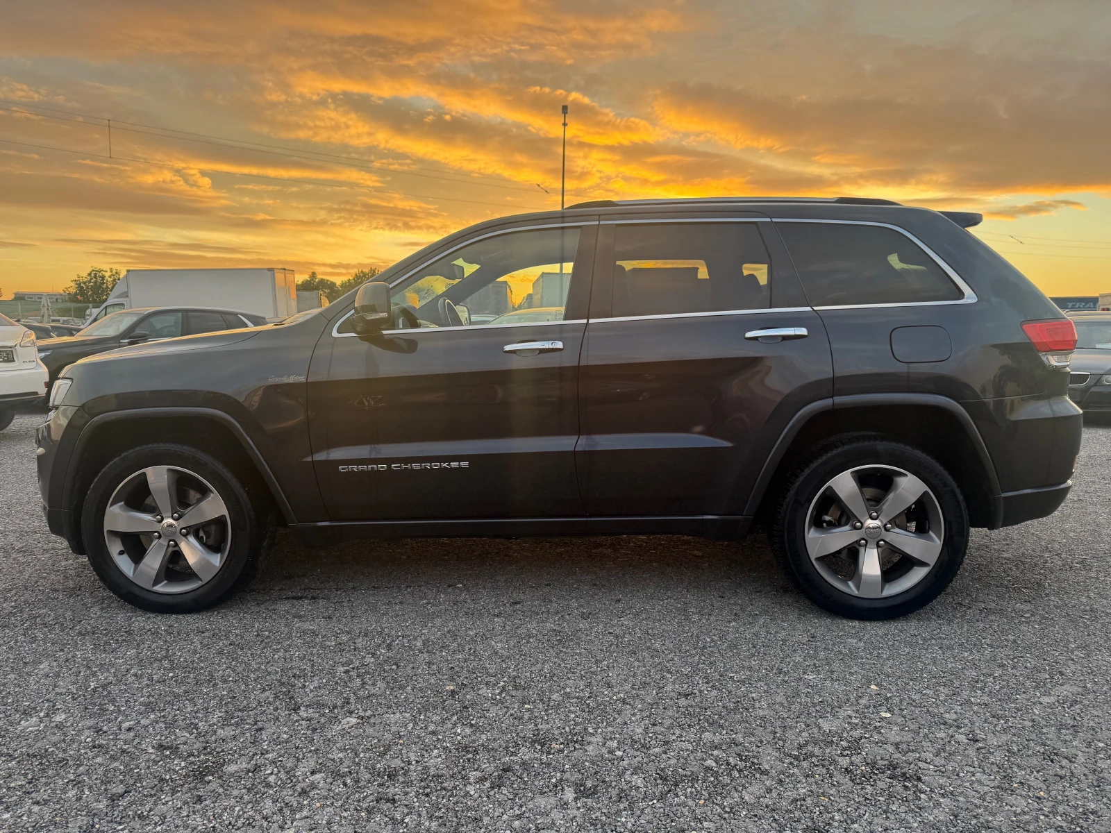 Jeep Grand cherokee Overland, снимка 4 - Автомобили и джипове - 56644926