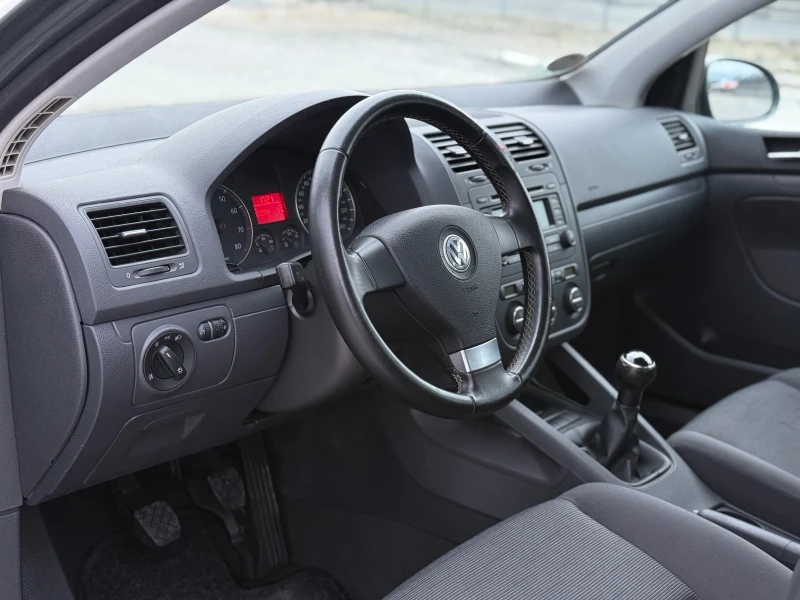 VW Golf V* 1.6i* Klimatronic* Podgrev* TOP* , снимка 7 - Автомобили и джипове - 53454060