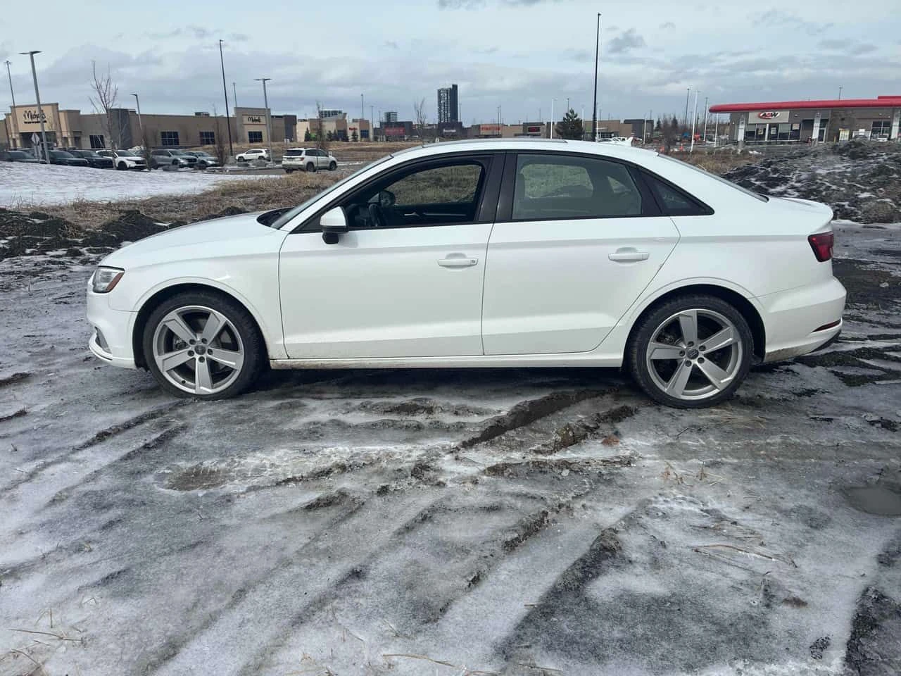 Audi A3 2.0T Komfort/CARFAX/ПОДГРЕВИ/PANO/KEYLESS, снимка 3 - Автомобили и джипове - 53831362