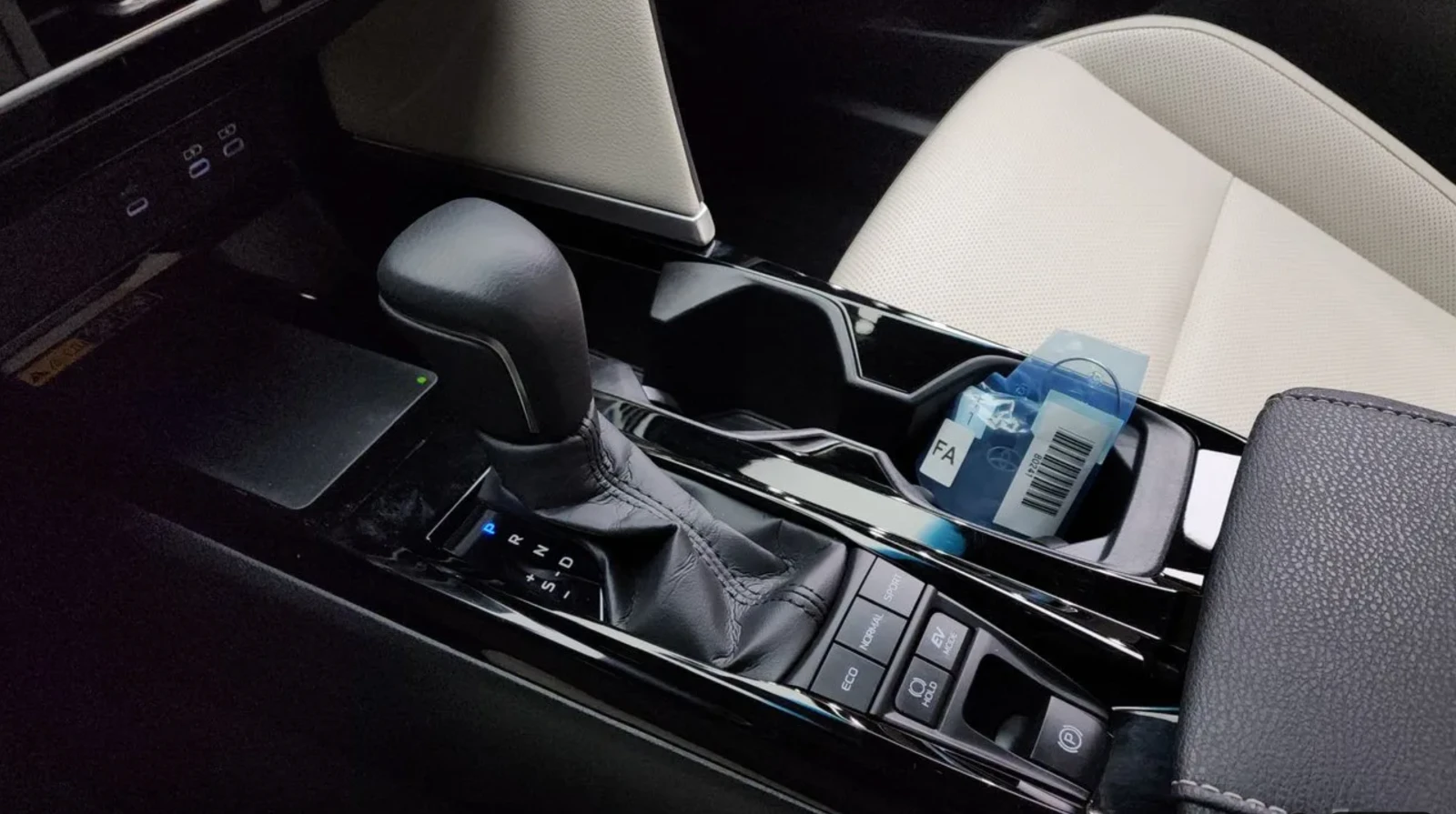 Toyota Camry Hybrid | ОБДУХ | DISTRONIC, снимка 10 - Автомобили и джипове - 54643951