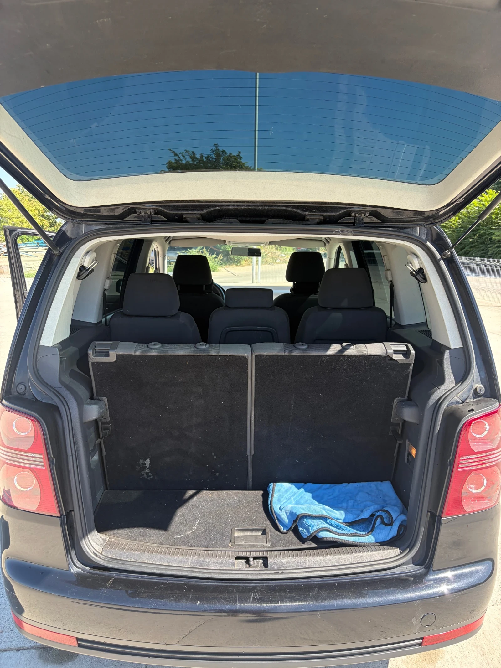 VW Touran, снимка 16 - Автомобили и джипове - 56006921