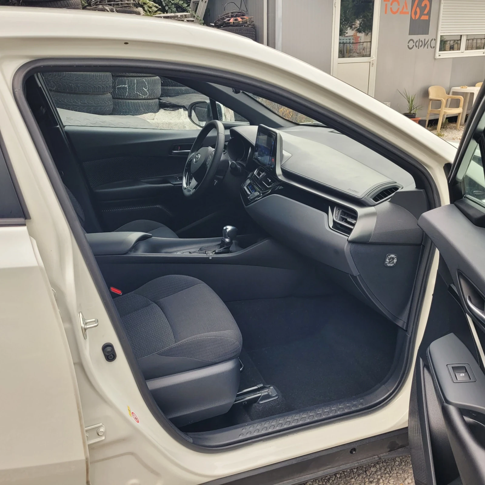 Toyota C-HR 1.8 HYBRID Automatic , снимка 8 - Автомобили и джипове - 55790745