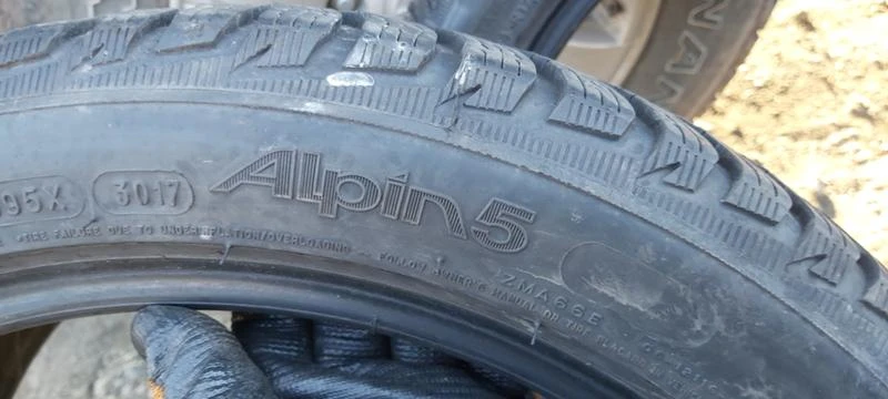 Гуми Зимни 225/45R17, снимка 4 - Гуми и джанти - 31141831