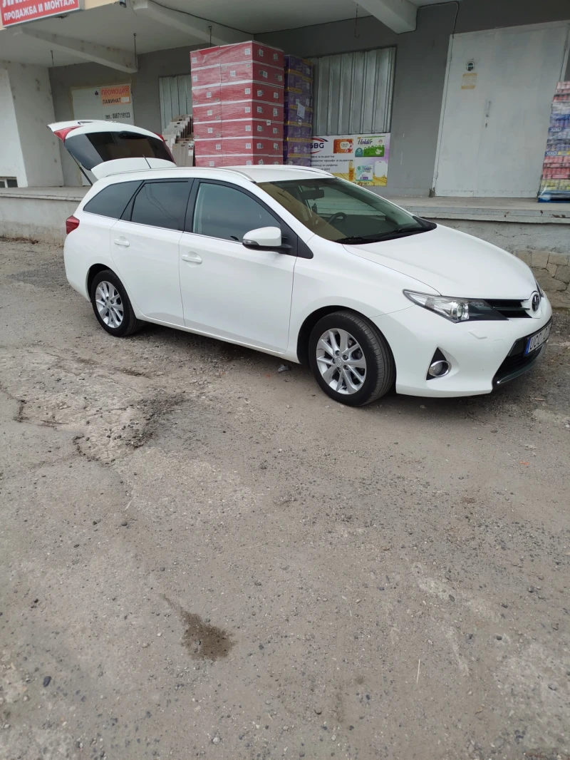 Toyota Auris 1.6 бензин, снимка 3 - Автомобили и джипове - 49114524