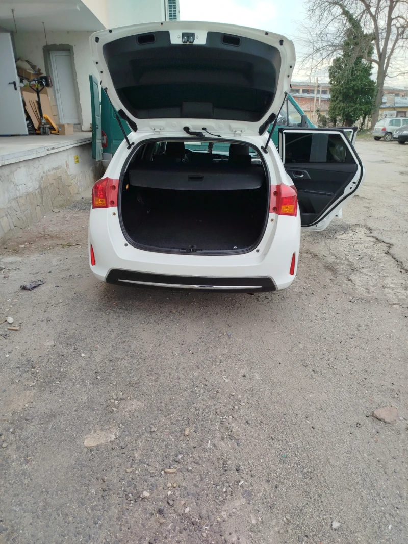 Toyota Auris 1.6 бензин, снимка 8 - Автомобили и джипове - 49114524