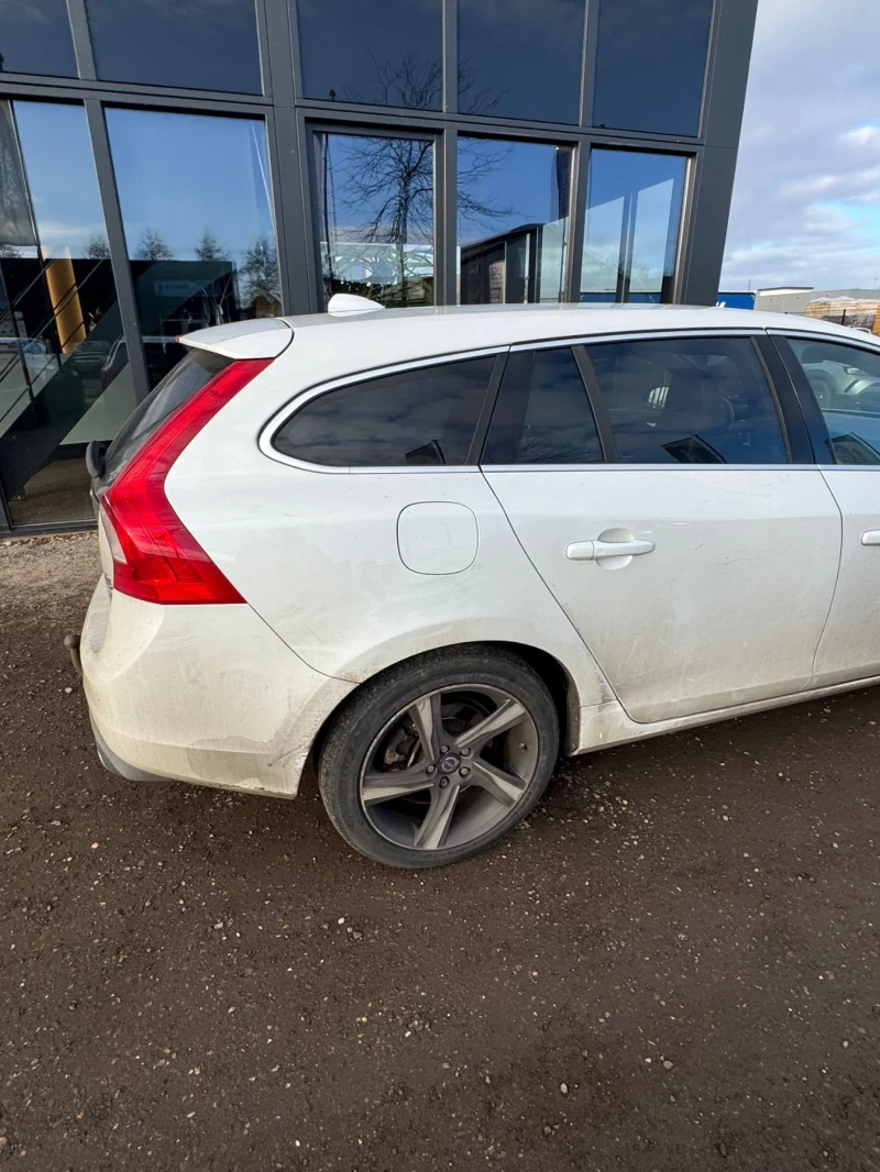 Volvo V60 R-Line HYBRIDE DIESEL, снимка 4 - Автомобили и джипове - 52969652