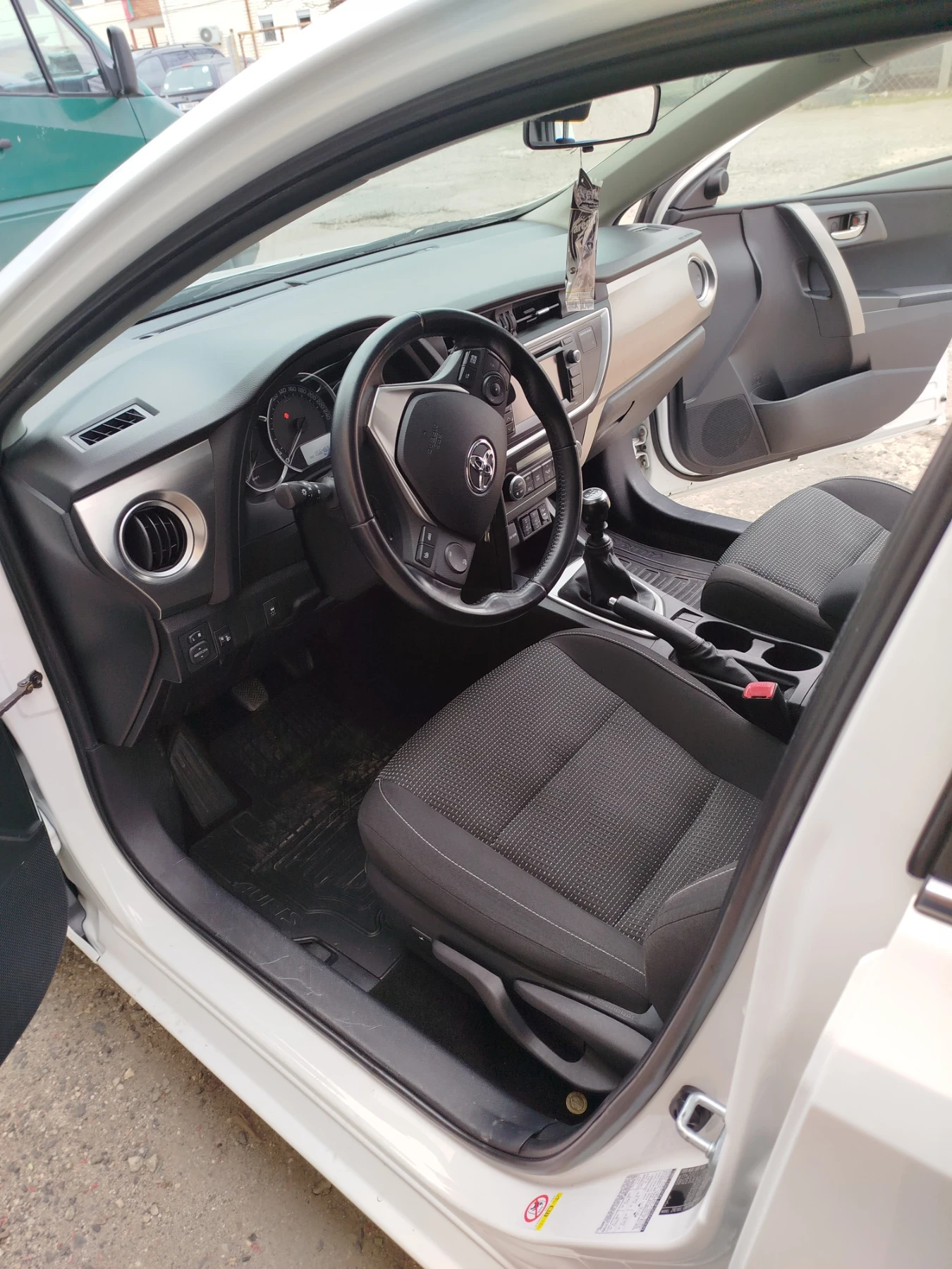 Toyota Auris 1.6 бензин - изображение 5