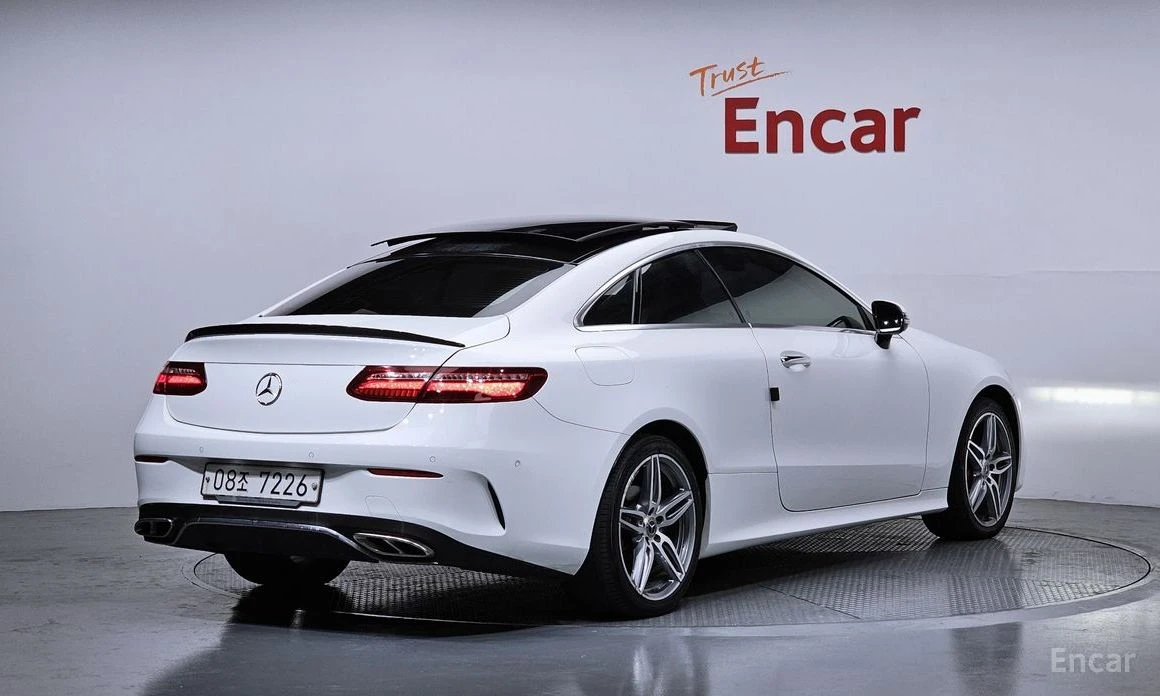 Mercedes-Benz E 220 AMG* HEAD-UP* ПАНОРАМА* ПОДГРЕВ* КАМЕРА* DIGITAL , снимка 4 - Автомобили и джипове - 53893008