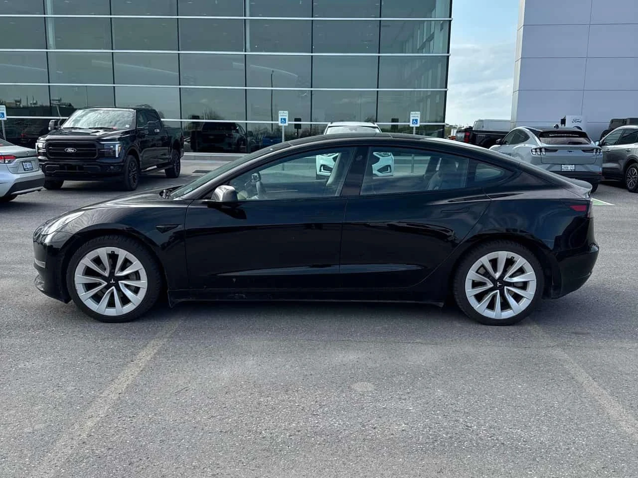 Tesla Model 3 * RWD * CARFAX * ПОДГРЕВИ * ШИБИДАХ * ПАНО, снимка 2 - Автомобили и джипове - 54619669