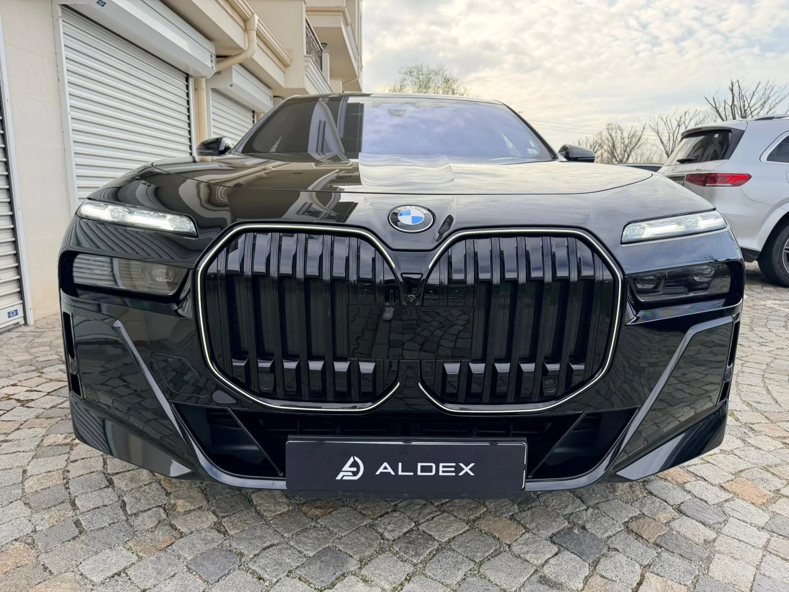 BMW 740 d xDrive M Sport Pro SkyLounge AutDoors Гаранция , снимка 2 - Автомобили и джипове - 55185376