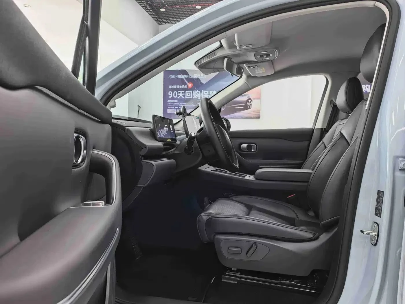 Leapmotor B10, снимка 7 - Автомобили и джипове - 56690061