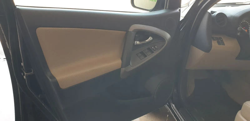 Toyota Rav4 2.2 D4D автомат, снимка 6 - Автомобили и джипове - 51441469
