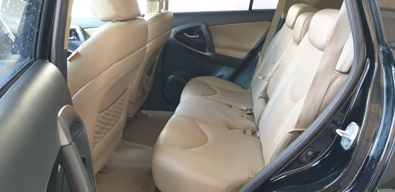 Toyota Rav4 2.2 D4D автомат, снимка 12 - Автомобили и джипове - 51441469