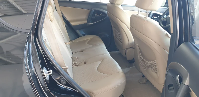 Toyota Rav4 2.2 D4D автомат, снимка 16 - Автомобили и джипове - 51441469