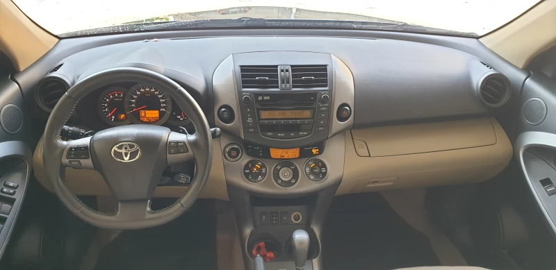 Toyota Rav4 2.2 D4D автомат, снимка 8 - Автомобили и джипове - 51441469