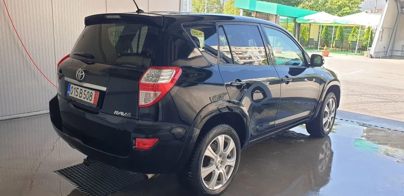 Toyota Rav4 2.2 D4D автомат, снимка 2 - Автомобили и джипове - 51441469