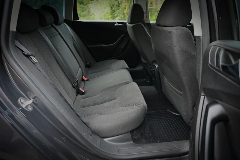 VW Passat 1.9 TDI / NAVI / УНИКАТ !!!, снимка 12 - Автомобили и джипове - 51954003