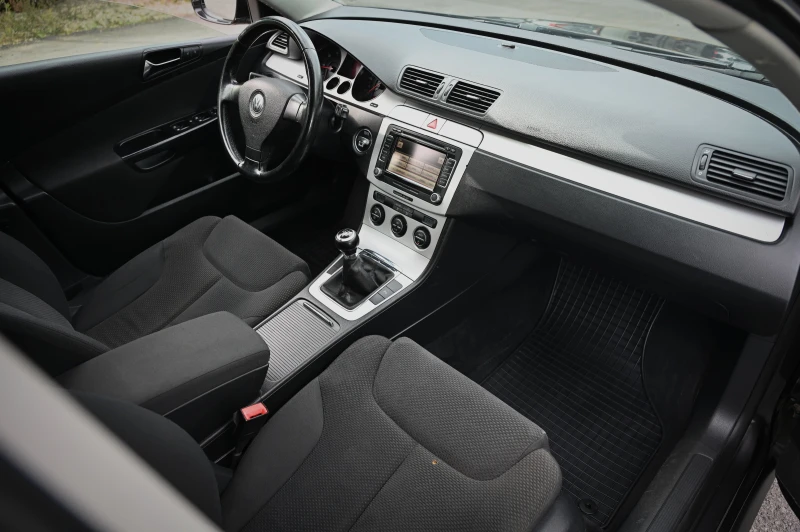 VW Passat 1.9 TDI / NAVI / УНИКАТ !!!, снимка 11 - Автомобили и джипове - 51954003