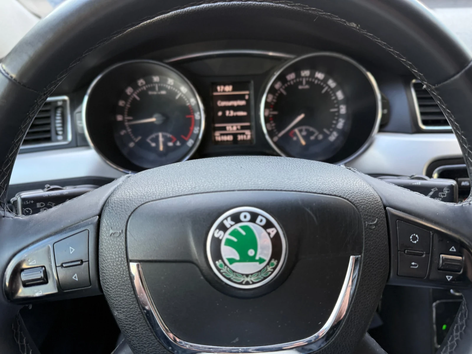 Skoda Superb 2.0TDI+ 140kc+ BiXenon+ Euro5B+ Кожа, снимка 16 - Автомобили и джипове - 53985232