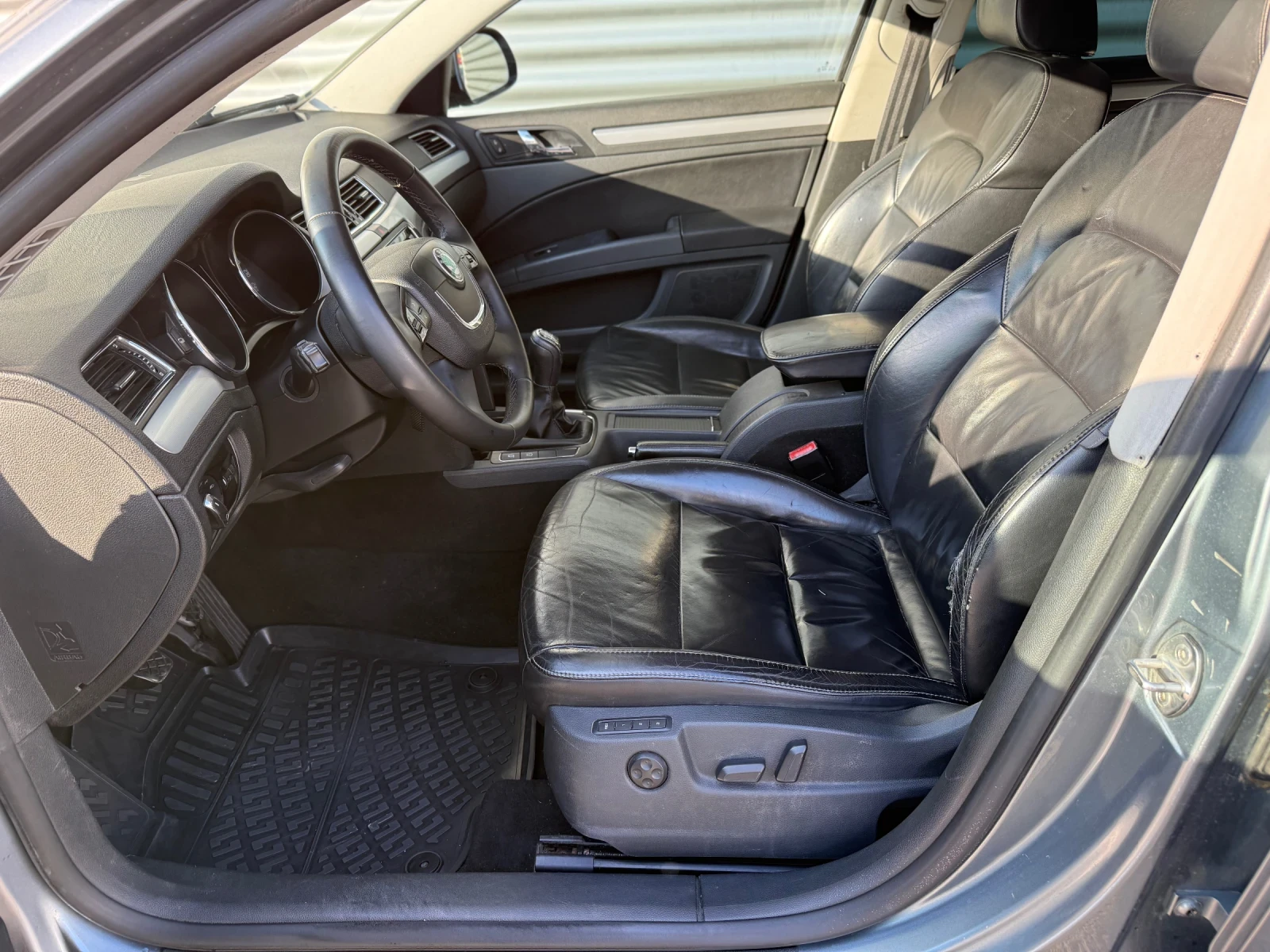 Skoda Superb 2.0TDI+ 140kc+ BiXenon+ Euro5B+ Кожа, снимка 11 - Автомобили и джипове - 53985232