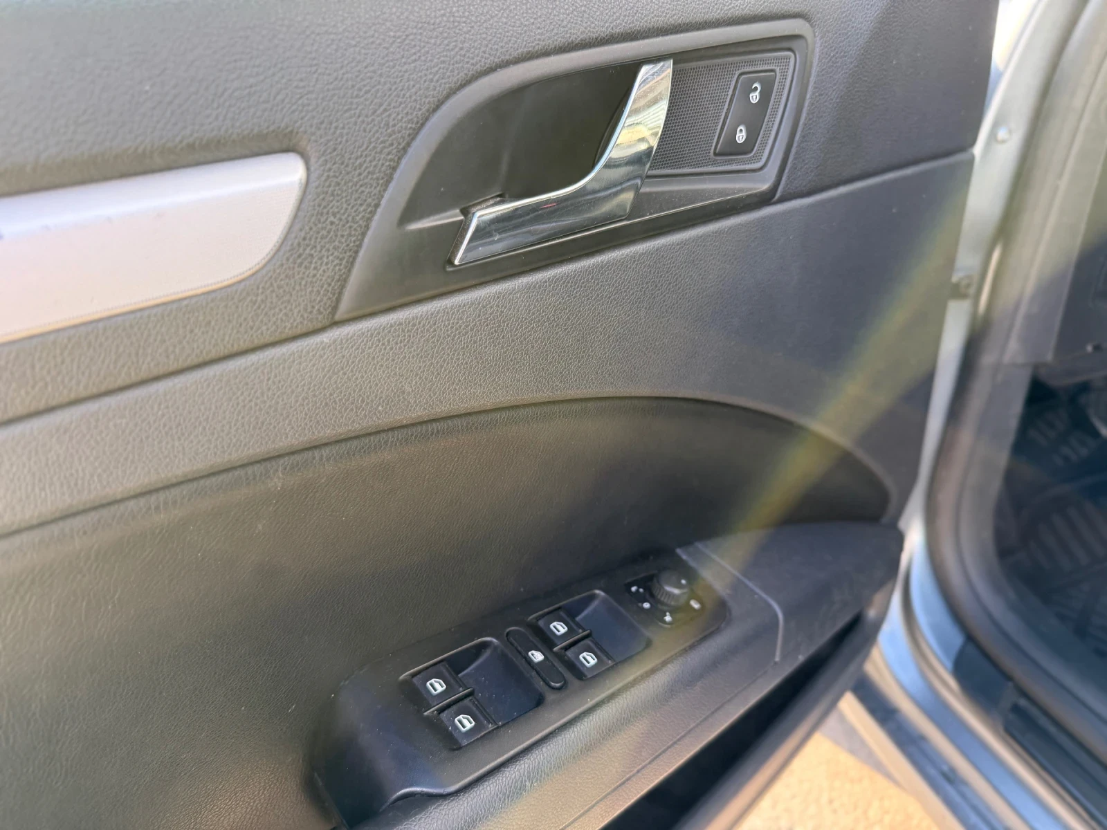 Skoda Superb 2.0TDI+ 140kc+ BiXenon+ Euro5B+ Кожа, снимка 12 - Автомобили и джипове - 53985232