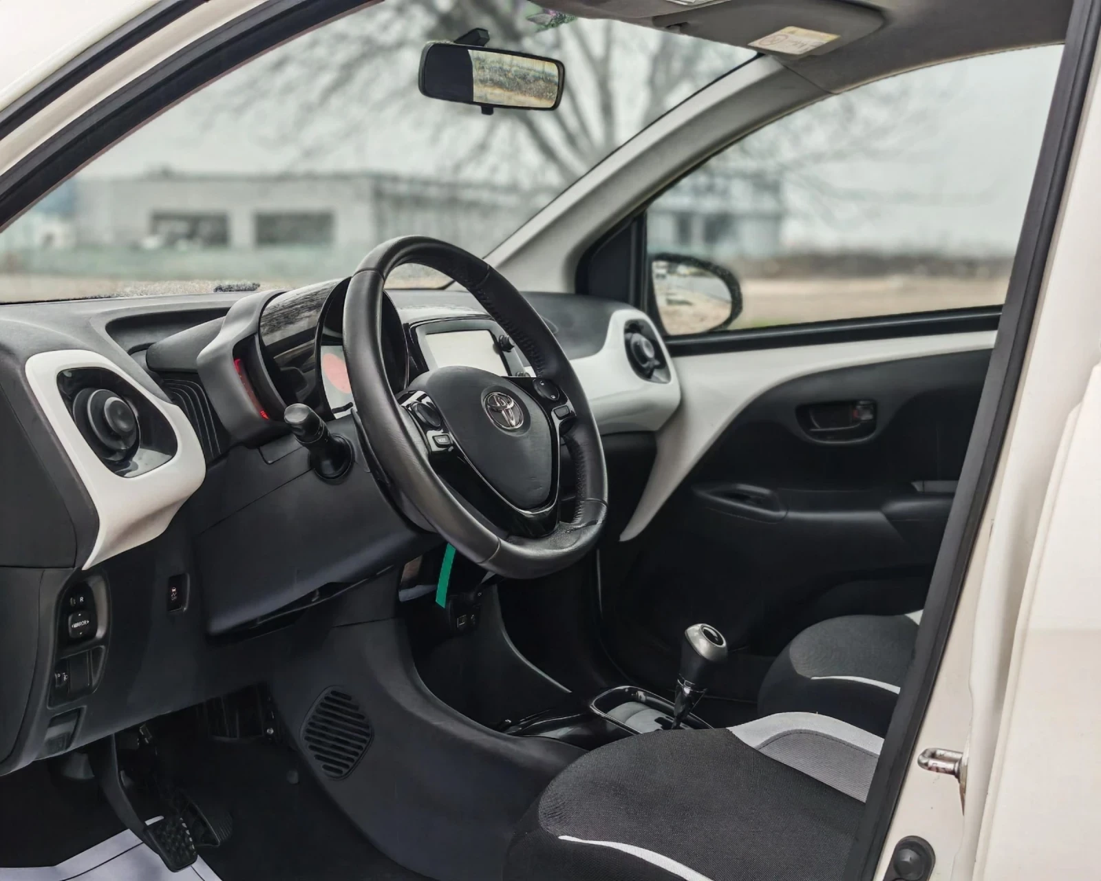 Toyota Aygo 1.0 69 К.С. АВТОМАТ! , снимка 8 - Автомобили и джипове - 54059313