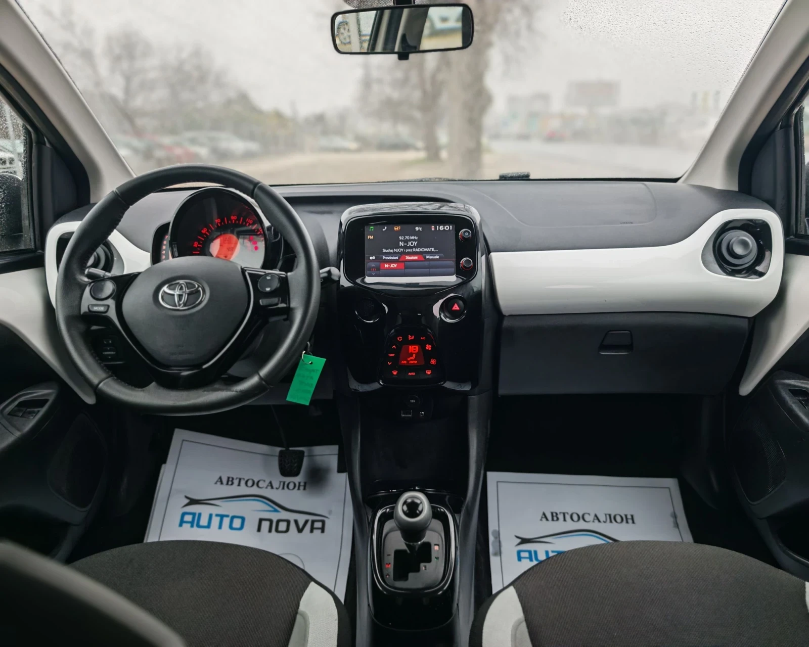 Toyota Aygo 1.0 69 К.С. АВТОМАТ! , снимка 13 - Автомобили и джипове - 54059313