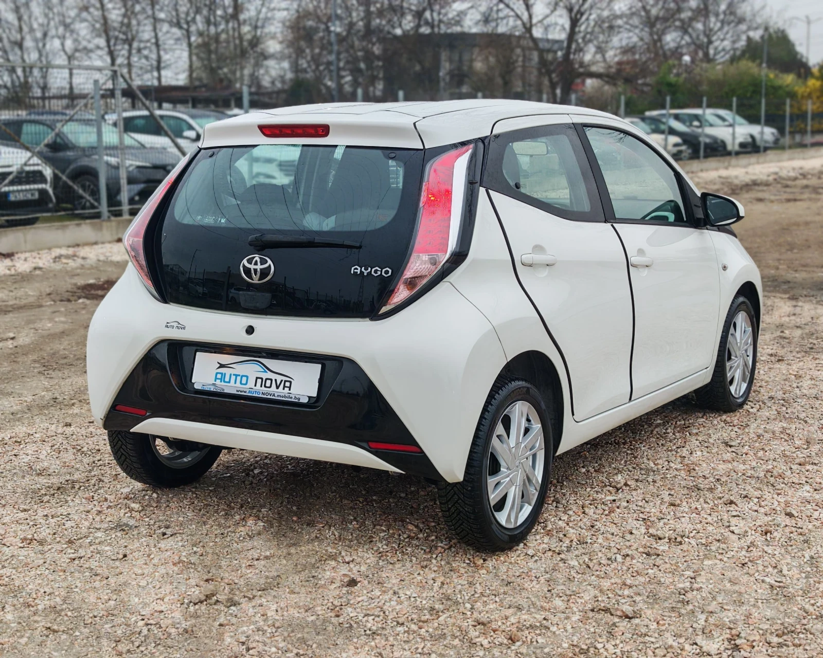 Toyota Aygo 1.0 69 К.С. АВТОМАТ! , снимка 5 - Автомобили и джипове - 54059313