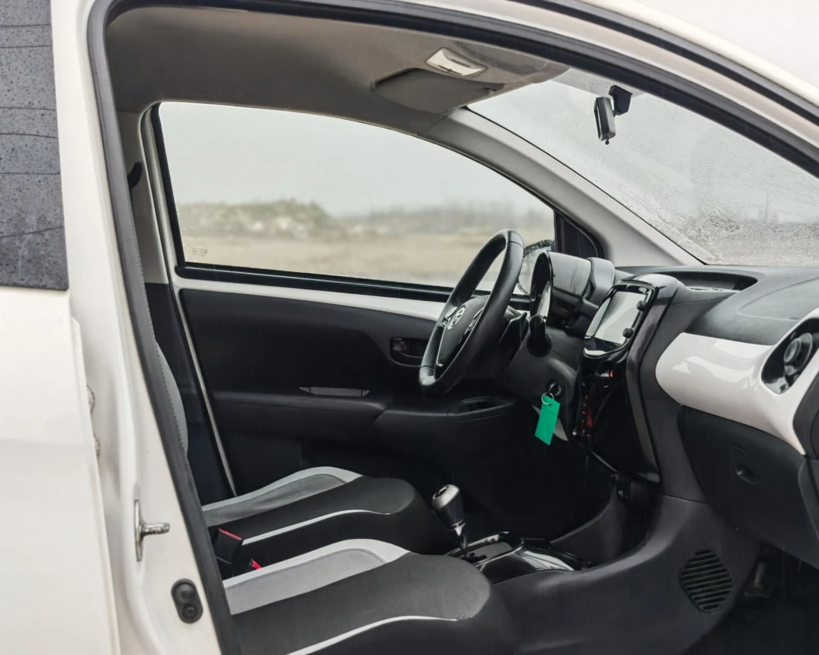 Toyota Aygo 1.0 69 К.С. АВТОМАТ! , снимка 10 - Автомобили и джипове - 54059313