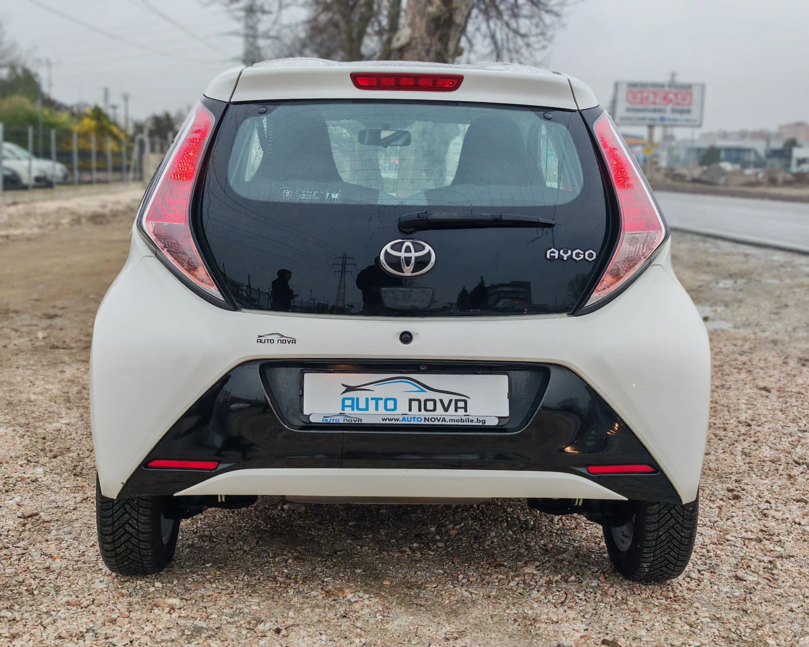 Toyota Aygo 1.0 69 К.С. АВТОМАТ! , снимка 6 - Автомобили и джипове - 54059313