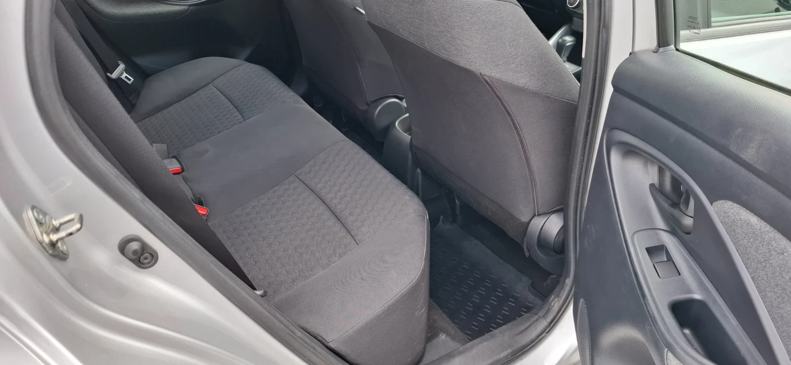 Toyota Yaris 1.5 CVT Fancy, снимка 9 - Автомобили и джипове - 54590213