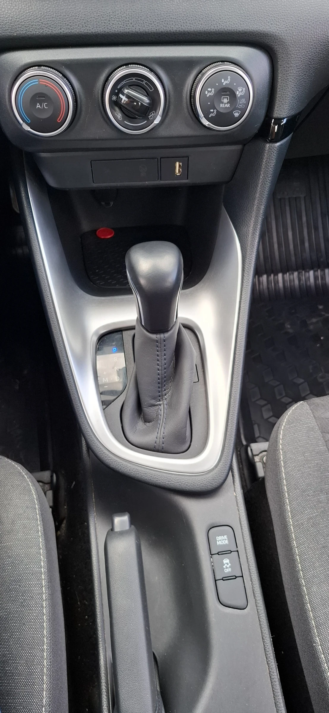 Toyota Yaris 1.5 CVT Fancy, снимка 7 - Автомобили и джипове - 54590213